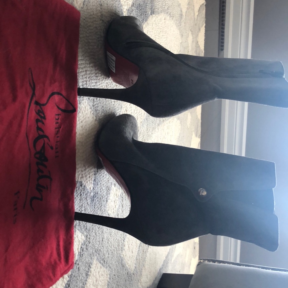 NIB Christian Louboutin 38 grey suede boots